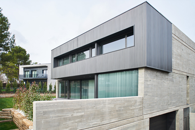 zania design caldes malavella pga chalet vista frontal con jardin y piscina