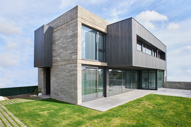 zania design chalet a Pineda Bages de madera y corian con espectacular arquitectura